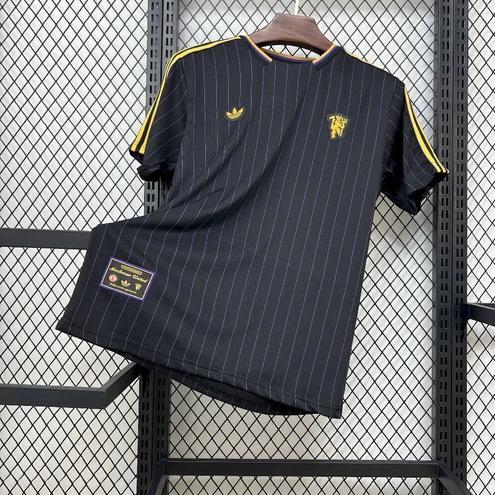 2025102309303117-23e80dd71254952f4817614394601145-1024-1024 Camisa Manchester United Terrace Icons Unissex 2025 Devil Black Adidas - Imagem 1