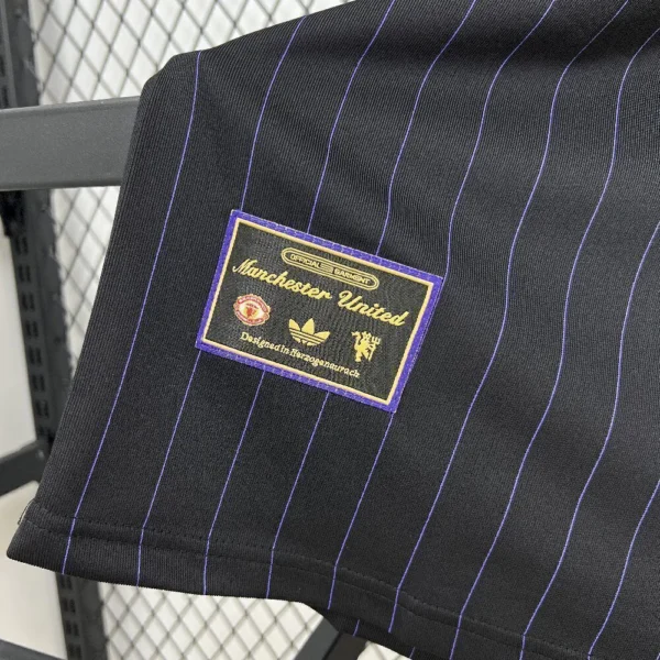 Camisa Manchester United Terrace Icons Unissex 2025 Devil Black Adidas - Imagem 8