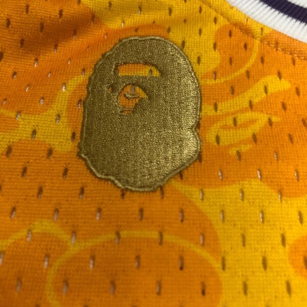 Camiseta Regata NBA Los Angeles Lakers BAPE Mitchell & Ness Amarelo 1996/97 - Imagem 8