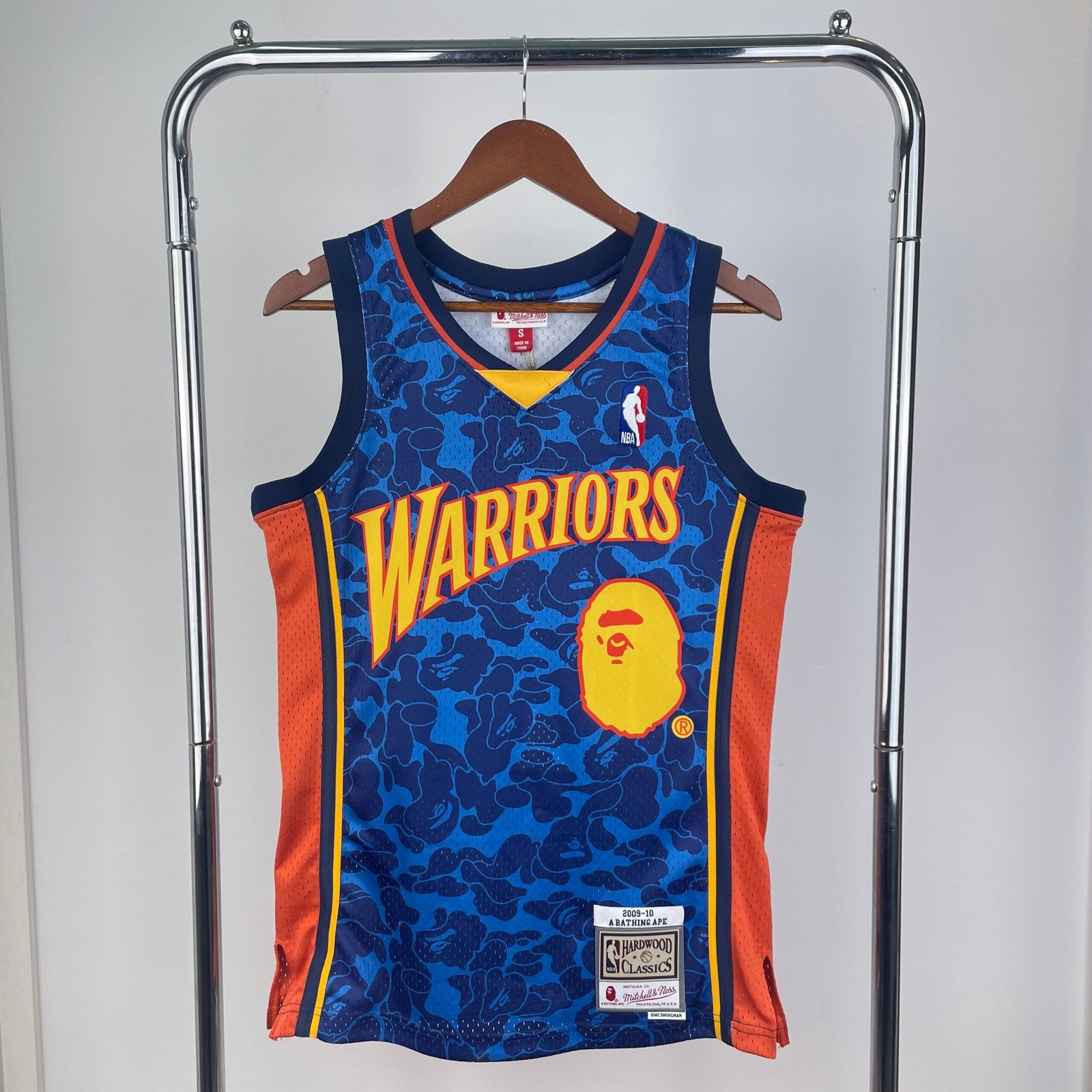 6700a5c8 Camiseta Regata NBA Golden State Warriors BAPE Mitchell & Ness Azul 2009/10 - Imagem 1