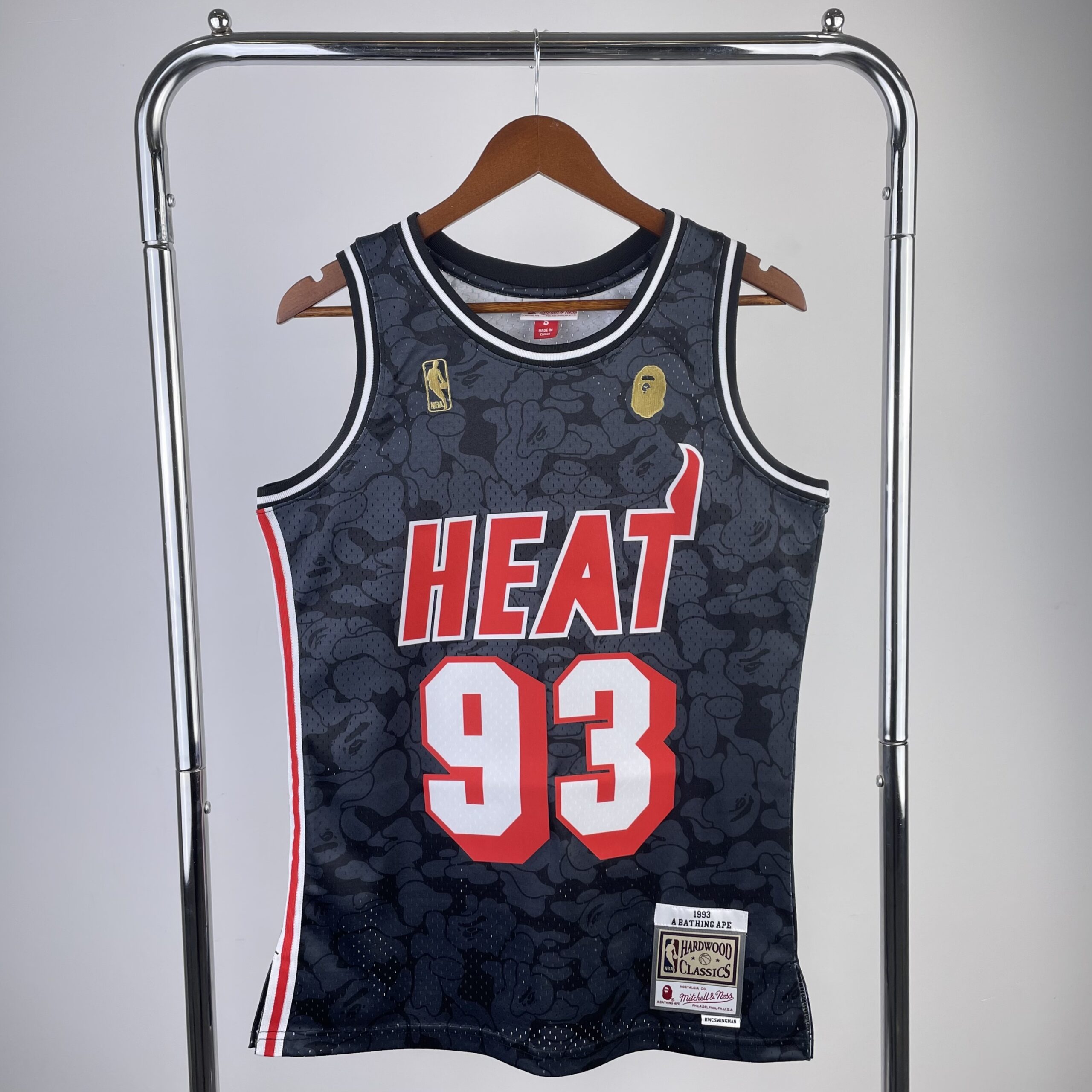 6c97f163 Camiseta Regata NBA Miami Heat BAPE Mitchell & Ness Preta 1993 - Imagem 1