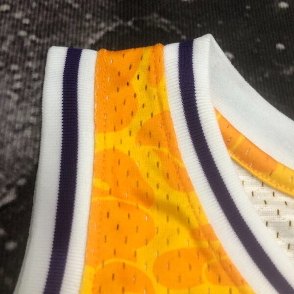 Camiseta Regata NBA Los Angeles Lakers BAPE Mitchell & Ness Amarelo 1996/97 - Imagem 11