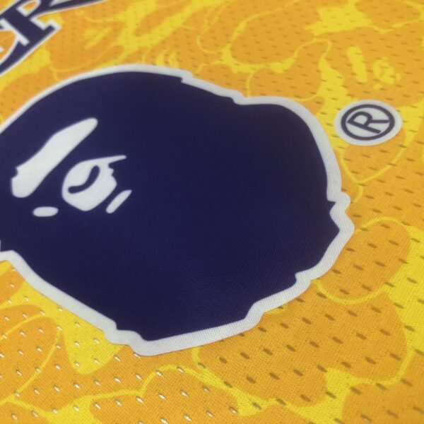 Camiseta Regata NBA Los Angeles Lakers BAPE Mitchell & Ness Amarelo 1996/97 - Imagem 6