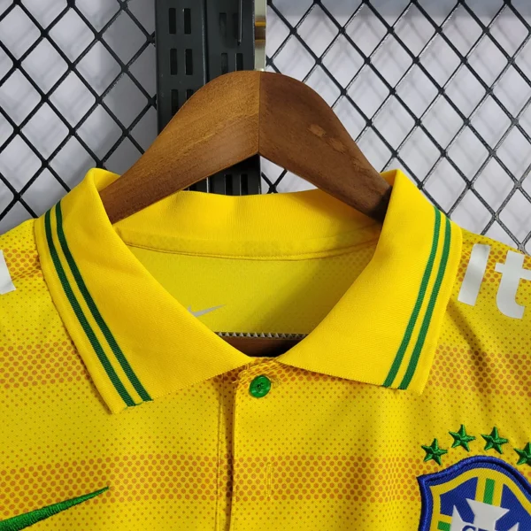 Camisa Brasil Seleção Brasileira Versão Torcedor Viagem 2022/23 Amarelo Nike - Imagem 2