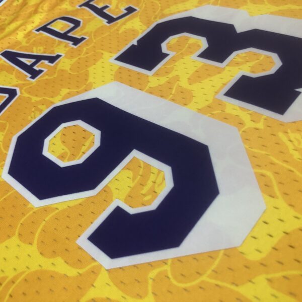 Camiseta Regata NBA Los Angeles Lakers BAPE Mitchell & Ness Amarelo 1996/97 - Imagem 17