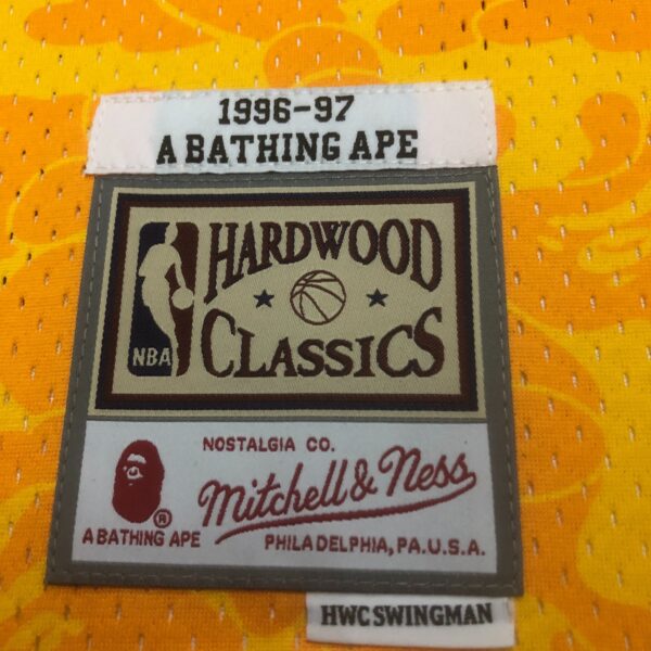 Camiseta Regata NBA Los Angeles Lakers BAPE Mitchell & Ness Amarelo 1996/97 - Imagem 9