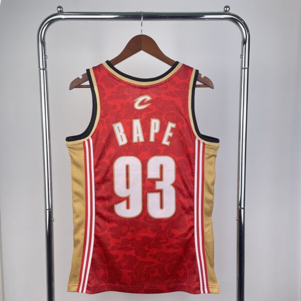 Camiseta Regata NBA Cleveland Cavaliers BAPE Mitchell & Ness Vermelha 2003/04 - Imagem 2