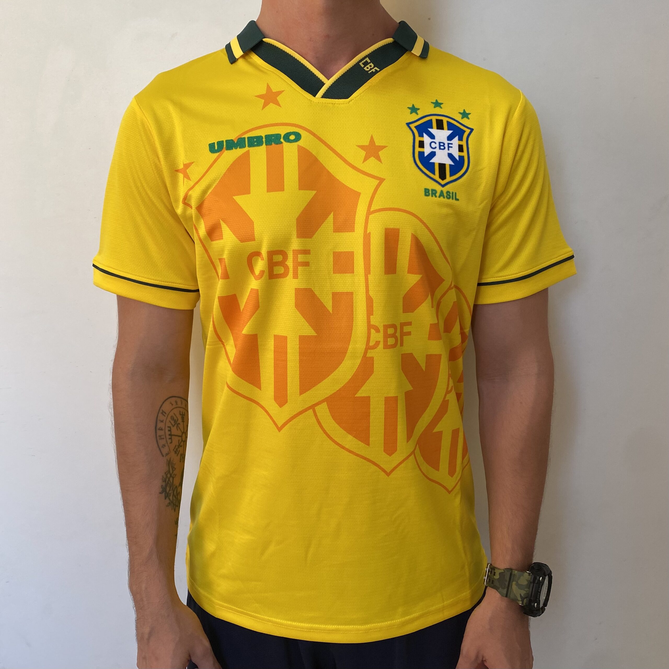 BRASIL RETRÔ HOME 1998 (1) Camisa Retrô Clássica Seleção Brasileira Brasil – Veludo - Umbro – Amarela – 1994 - Imagem 1