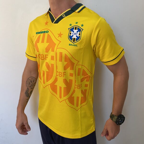 Camisa Retrô Clássica Seleção Brasileira Brasil – Veludo - Umbro – Amarela – 1994 - Imagem 4