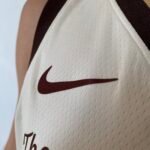 Camiseta Regata NBA Golden State Warriors Curry 30 City Edition Bege 2025/26 Nike - Imagem 4