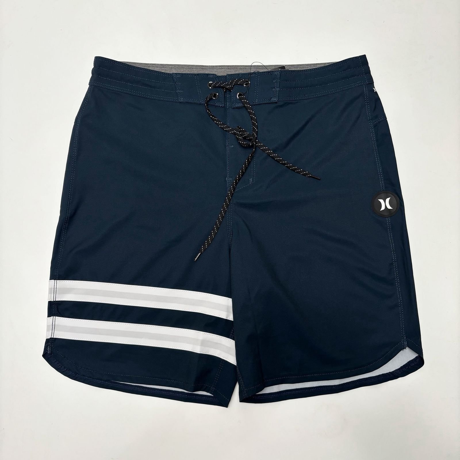 a4f77baa-00a5-437a-9898-f1932d1f58ae Bermuda Hurley Azul Petróleo com Branco 2026 - Imagem 1