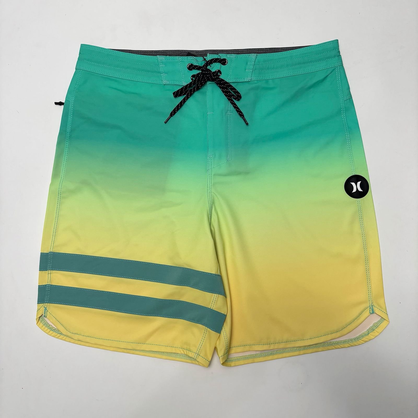 cdb47e6d-aa81-424b-b1fa-31d3bff06f1d Bermuda Hurley Verde com Amarelo Degradê 2026 - Imagem 1