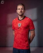 Camisa Seleção Inglaterra Away Versão Torcedor Copa Do Mundo 2026 Vermelha Nike - Imagem 3