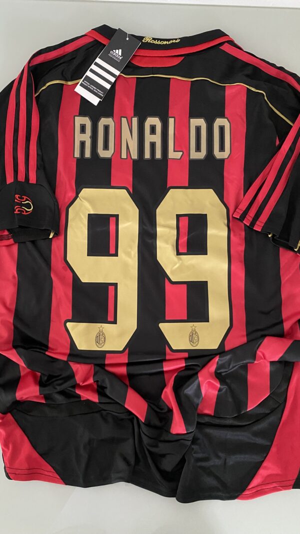 Camisa Retrô Milan Home 2006/2007 Ronaldo 99 Adidas Preta Vermelha Dourada - Imagem 4