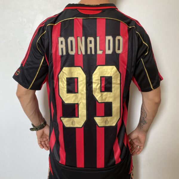 Camisa Retrô Milan Home 2006/2007 Ronaldo 99 Adidas Preta Vermelha Dourada - Imagem 2
