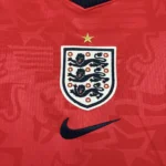 Camisa Seleção Inglaterra Away Versão Torcedor Copa Do Mundo 2026 Vermelha Nike - Imagem 3
