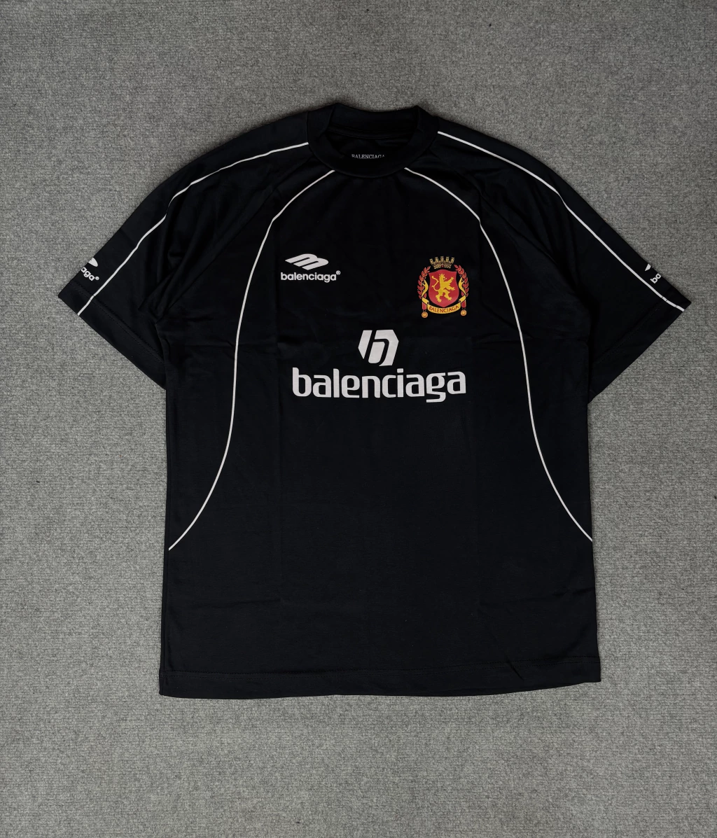 img_6717-a074100ee8cceffc6617631225844826-1024-1024 Camisa Balenciaga Oversized Preta Luxo Soccer - Imagem 1