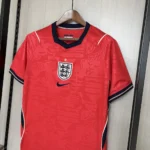 Camisa Seleção Inglaterra Away Versão Torcedor Copa Do Mundo 2026 Vermelha Nike - Imagem 4