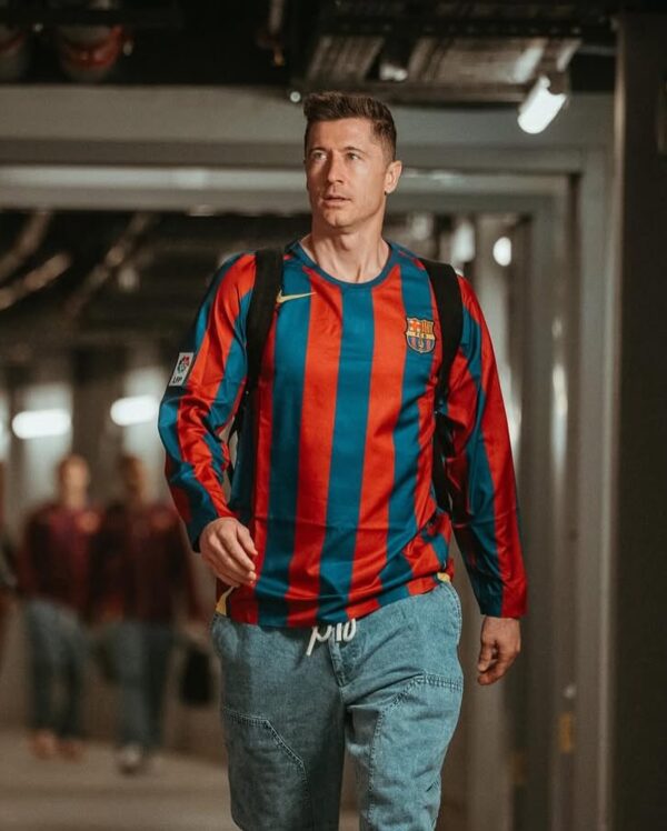 Camisa Retrô Barcelona Home 2005/2006 - Ronaldinho 10 - Manga Longa - Nike - Azul Grená - Imagem 15