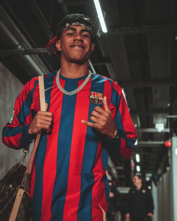 Camisa Retrô Barcelona Home 2005/2006 - Ronaldinho 10 - Manga Longa - Nike - Azul Grená - Imagem 14