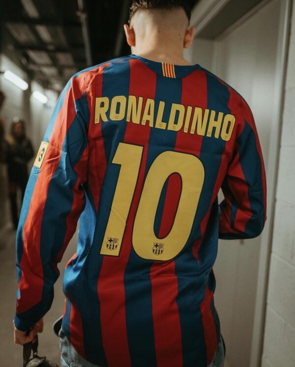 Camisa Retrô Barcelona Home 2005/2006 - Ronaldinho 10 - Manga Longa - Nike - Azul Grená - Imagem 13