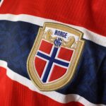Camisa Seleção Noruega Home Versão Torcedor Copa Do Mundo 2026 Vermelha Nike - Imagem 11