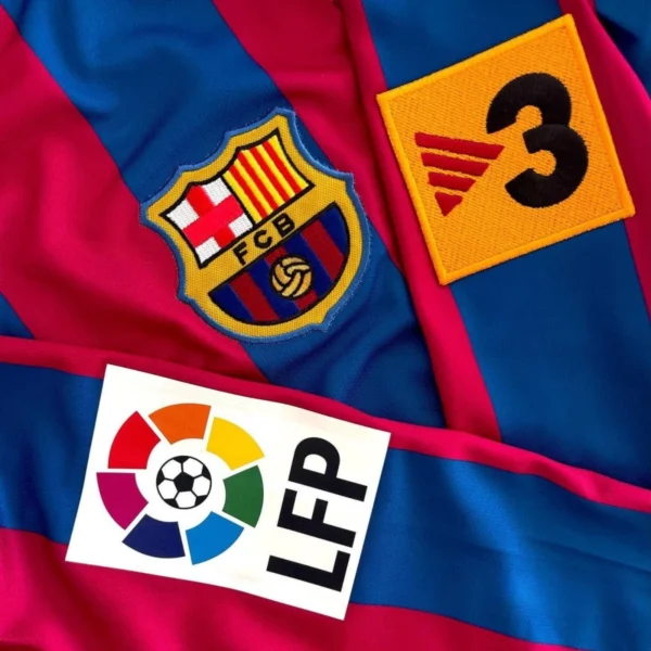 Camisa Retrô Barcelona Home 2005/2006 - Ronaldinho 10 - Manga Longa - Nike - Azul Grená - Imagem 10