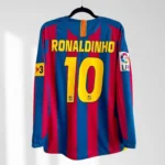 Camisa Retrô Barcelona Home 2005/2006 - Ronaldinho 10 - Manga Longa - Nike - Azul Grená - Imagem 6