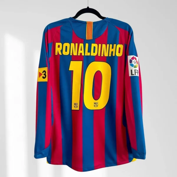Camisa Retrô Barcelona Home 2005/2006 - Ronaldinho 10 - Manga Longa - Nike - Azul Grená - Imagem 6