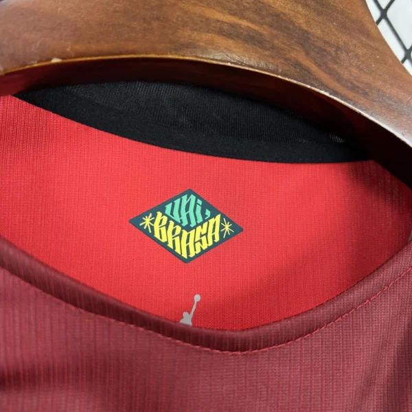Camisa Brasil Seleção Brasileira Brasil Concept Torcedor Versão Vermelha Jordan 2026 - Imagem 5