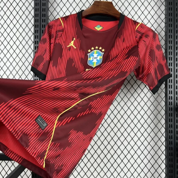 Camisa Brasil Seleção Brasileira Brasil Concept Torcedor Versão Vermelha Jordan 2026 - Imagem 2