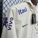 Jaqueta Casaco Brasil Seleção Brasileira Corta Vento 2026 Bege Nike - Imagem 3