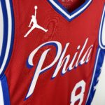 Camiseta Regata NBA Philadelphia 76ers - LeBron James 23 - Statement Vermelha 2026/27 Jordan - Imagem 6
