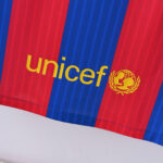 Camisa Retrô Barcelona Home Neymar Jr. 11, Messi 10, Suárez 9 - 2016/2017 Nike - Imagem 9