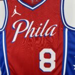 Camiseta Regata NBA Philadelphia 76ers - LeBron James 23 - Statement Vermelha 2026/27 Jordan - Imagem 4