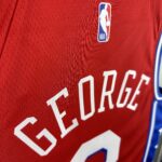 Camiseta Regata NBA Philadelphia 76ers - LeBron James 23 - Statement Vermelha 2026/27 Jordan - Imagem 12