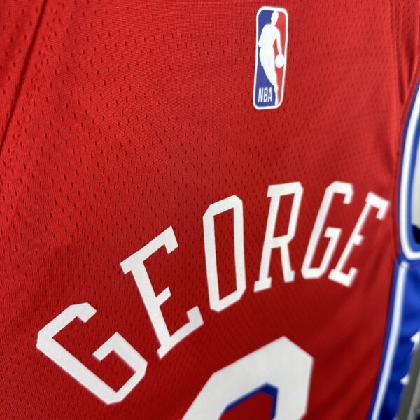 Camiseta Regata NBA Philadelphia 76ers - LeBron James 23 - Statement Vermelha 2026/27 Jordan - Imagem 12