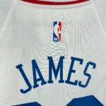 Camiseta Regata NBA Philadelphia 76ers - LeBron James 23 - Association Branca 2026/27 Nike - Imagem 18