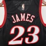 Camiseta Regata Basquete NBA Philadelphia 76ers Sixers - LeBron James 23 - Classic Edition Preta 2026/27 Nike - Imagem 16