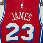 Camiseta Regata NBA Philadelphia 76ers - LeBron James 23 - Statement Vermelha 2026/27 Jordan - Imagem 22