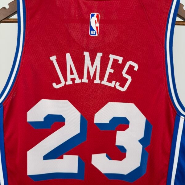 Camiseta Regata NBA Philadelphia 76ers - LeBron James 23 - Statement Vermelha 2026/27 Jordan - Imagem 22