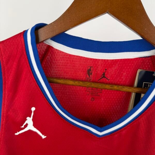 Camiseta Regata NBA Philadelphia 76ers - LeBron James 23 - Statement Vermelha 2026/27 Jordan - Imagem 16