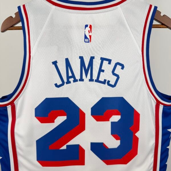 Camiseta Regata NBA Philadelphia 76ers - LeBron James 23 - Association Branca 2026/27 Nike - Imagem 17