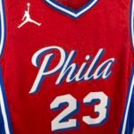 Camiseta Regata NBA Philadelphia 76ers - LeBron James 23 - Statement Vermelha 2026/27 Jordan - Imagem 17