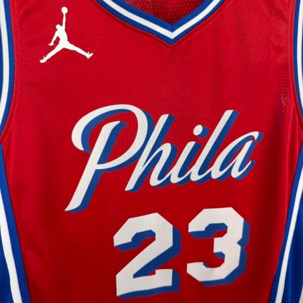 Camiseta Regata NBA Philadelphia 76ers - LeBron James 23 - Statement Vermelha 2026/27 Jordan - Imagem 17
