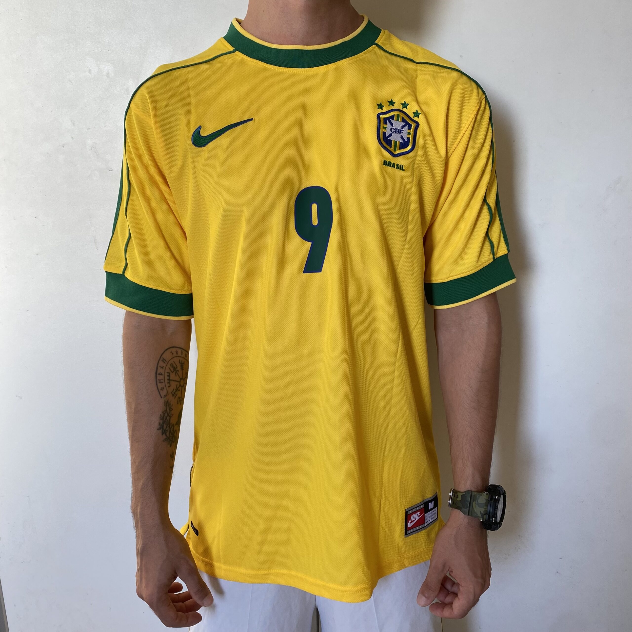 IMG_1903 Camisa Retrô Clássica Seleção Brasileira Brasil – Versão Home Ronaldo 9 – Nike Masculina – Amarela – 1998 - Imagem 1