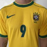 Camisa Retrô Clássica Seleção Brasileira Brasil – Versão Home Ronaldo 9 – Nike Masculina – Amarela – 1998 - Imagem 5
