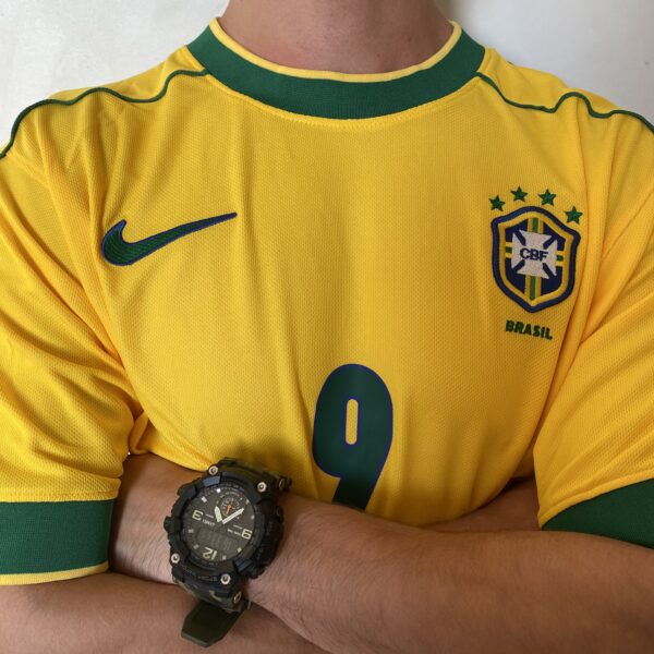 Camisa Retrô Clássica Seleção Brasileira Brasil – Versão Home Ronaldo 9 – Nike Masculina – Amarela – 1998 - Imagem 6