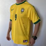 Camisa Retrô Clássica Seleção Brasileira Brasil – Versão Home Ronaldo 9 – Nike Masculina – Amarela – 1998 - Imagem 10