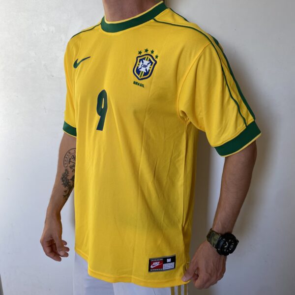 Camisa Retrô Clássica Seleção Brasileira Brasil – Versão Home Ronaldo 9 – Nike Masculina – Amarela – 1998 - Imagem 10